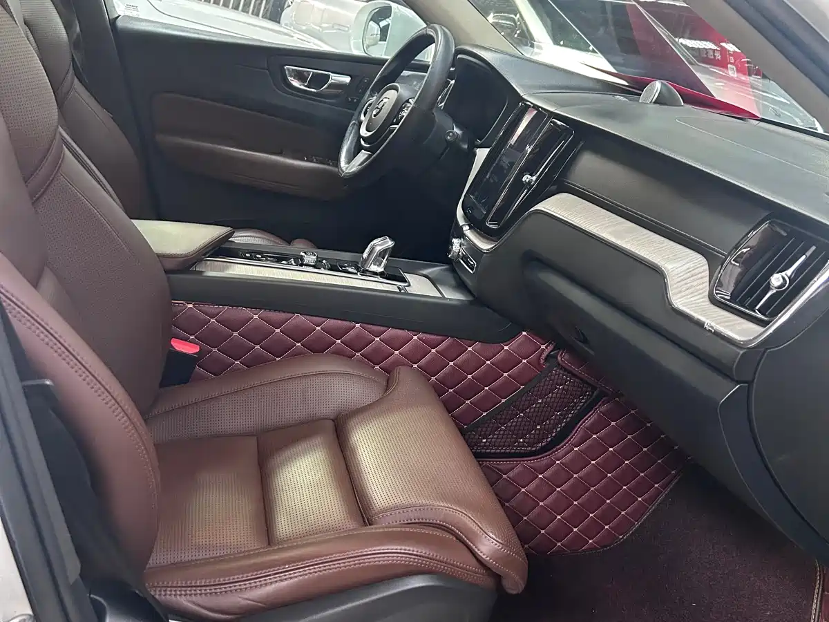 VOLVO XC60 PLUG IN HYBRID