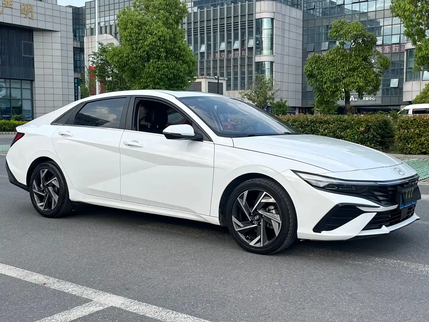 Hyundai Elantra 2023 Model 1.5L CVT LUX Premium Edition фото 2