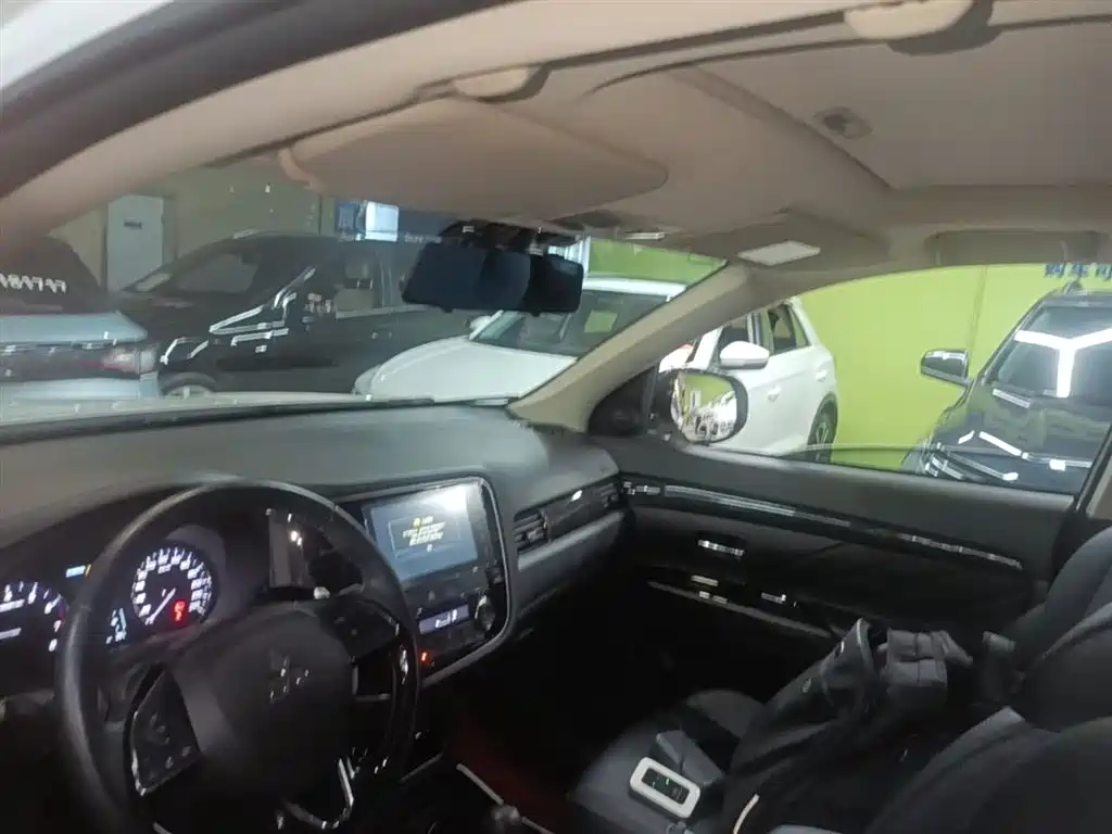 Mitsubishi Outlander 2019 2.4L 4WD Deluxe Edition 7-Seater China VI фото 18