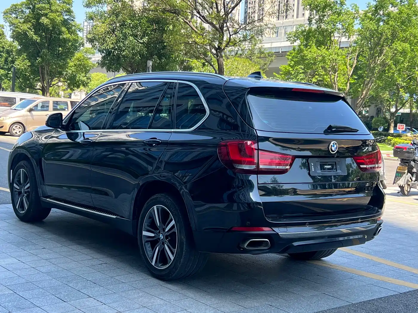 BMW X5 (Import) 2018 xDrive35i Elegant Model фото 5