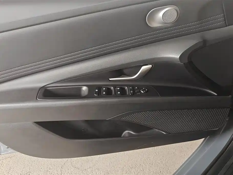 Hyundai Elantra 2022 1.5L CVT LUX Premium Edition фото 7