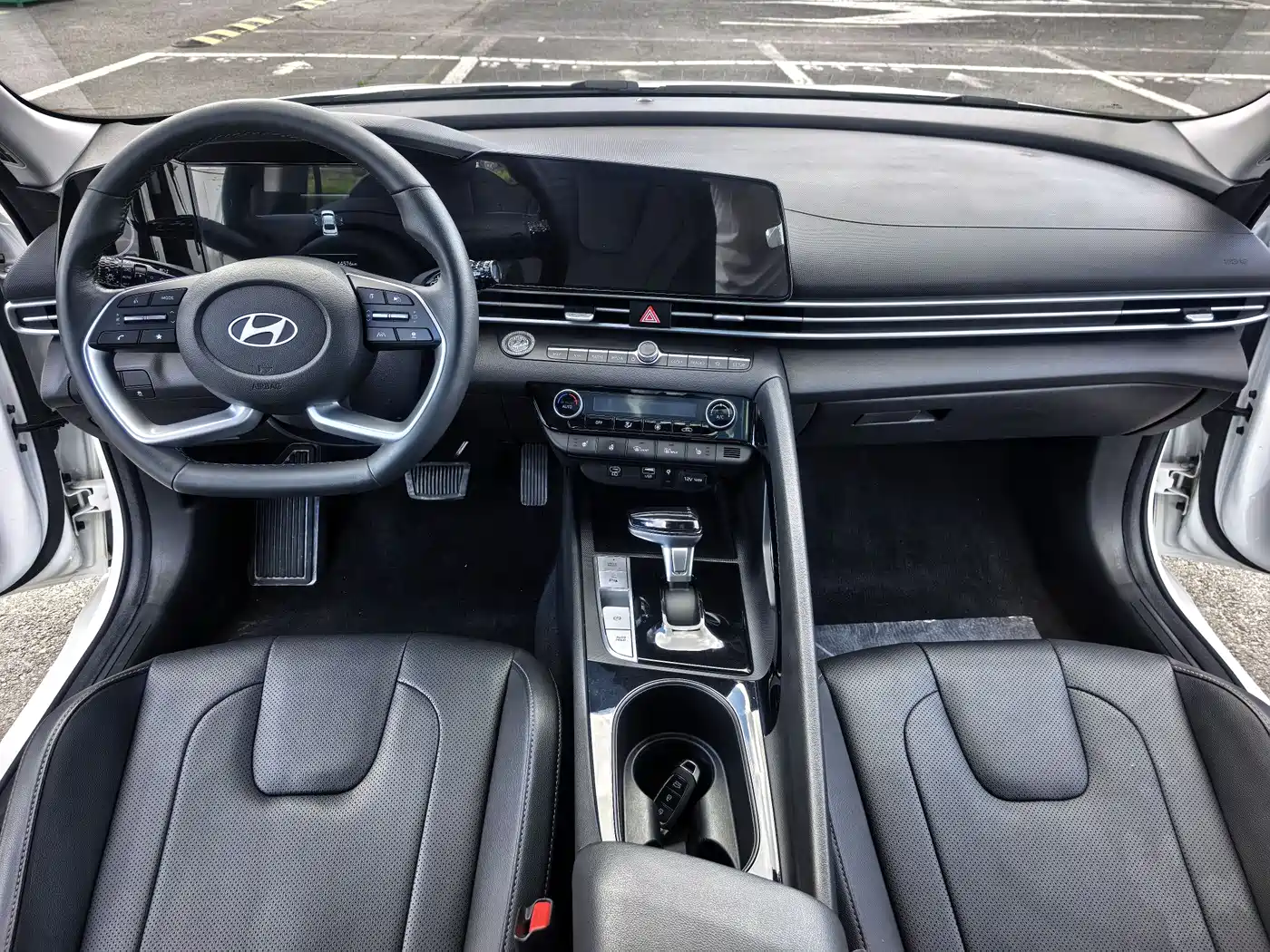 Hyundai Elantra 2023 Model 1.5L CVT LUX Premium Edition фото 13