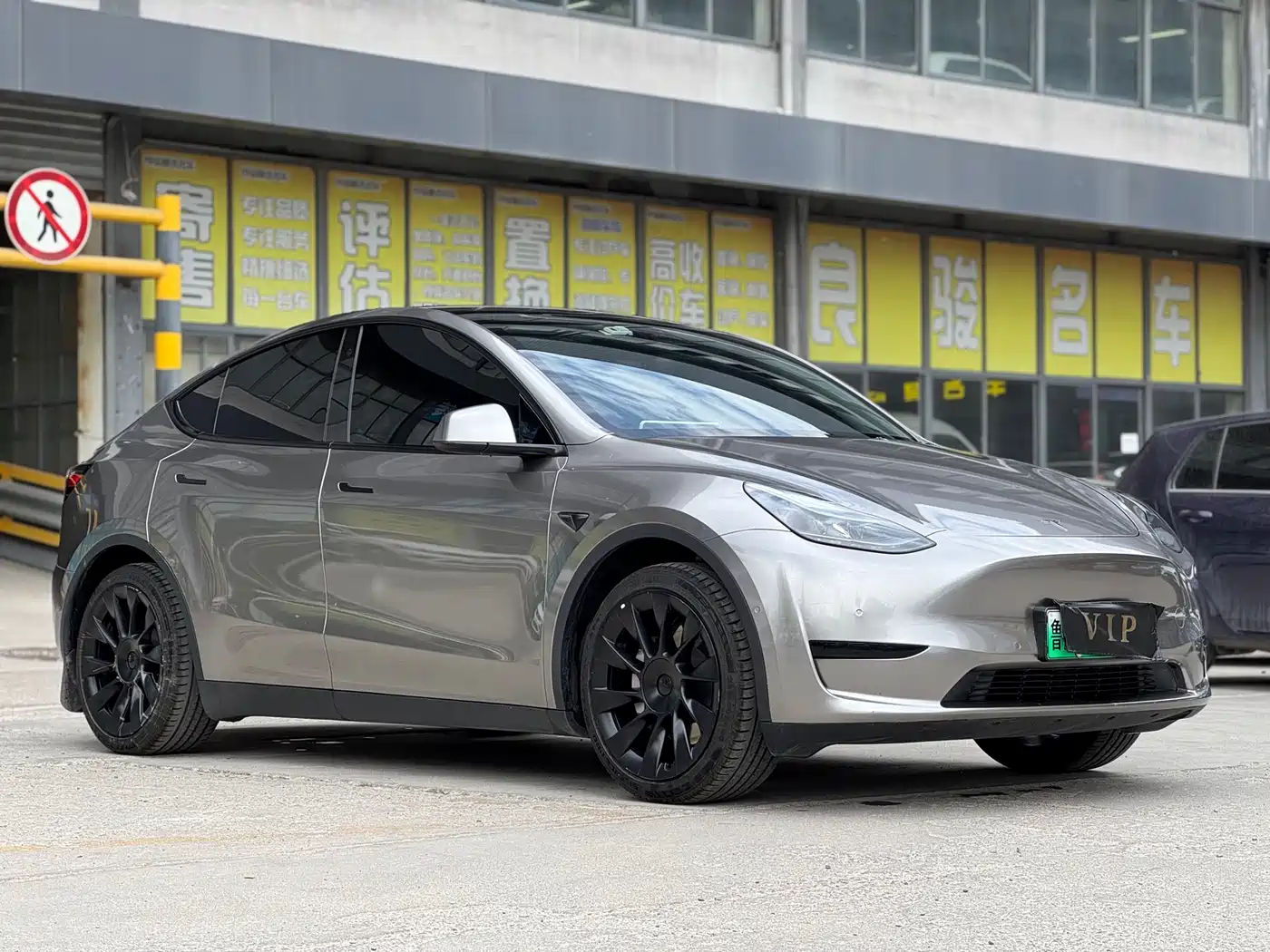 TESLA MODEL Y