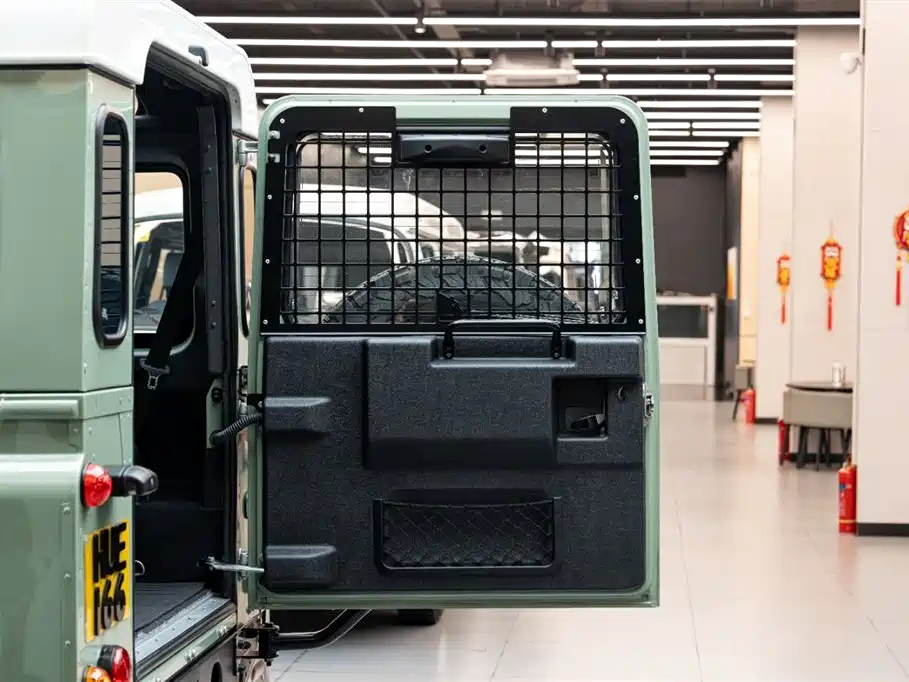 Land Rover Defender фото 16