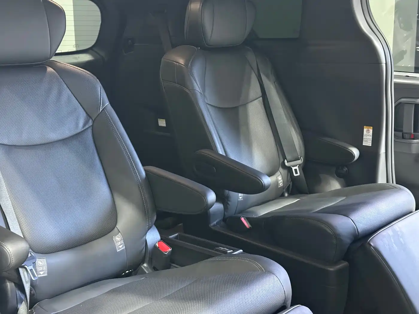 Toyota Sienna 2024 2.5L Hybrid 4WD Premium Edition фото 12