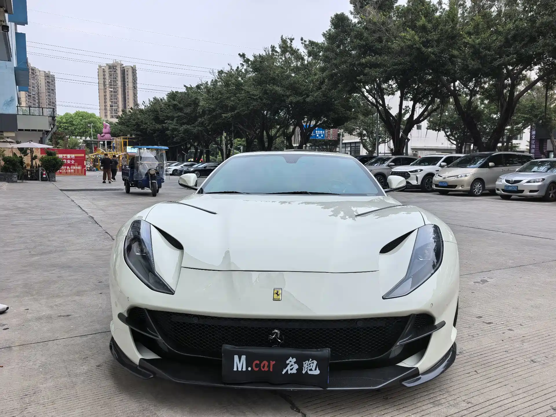 Фото 2 - Ferrari 812
