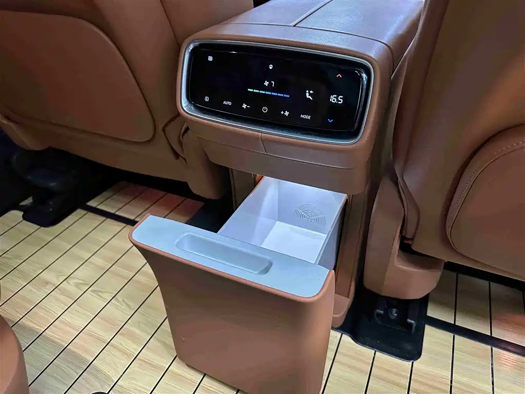 AITO Wenjie AITO M9 2024 Range Extender Max 52kWh 6-seater фото 16