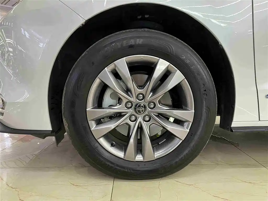 Toyota Sienna 2024 2.5L Hybrid 4WD Premium Edition фото 5