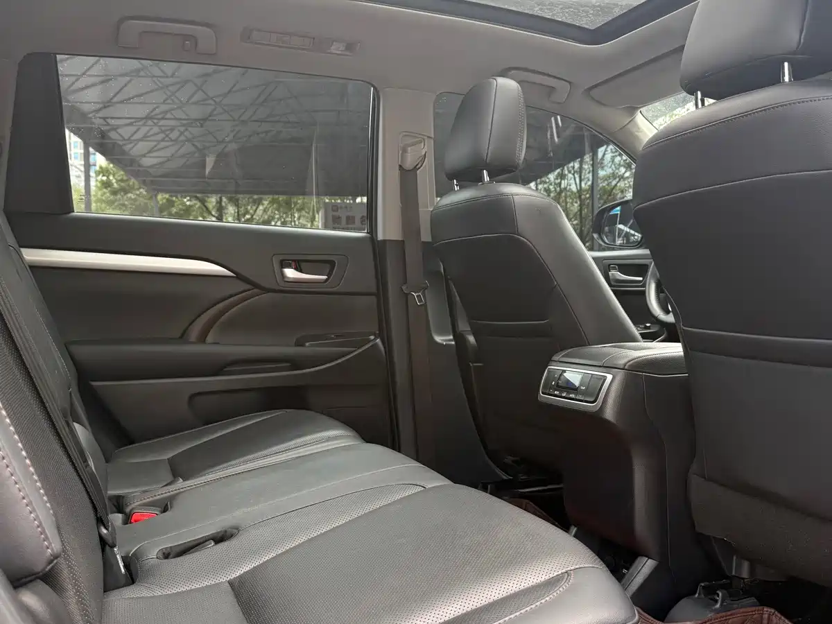 Фото 11 - Toyota Highlander