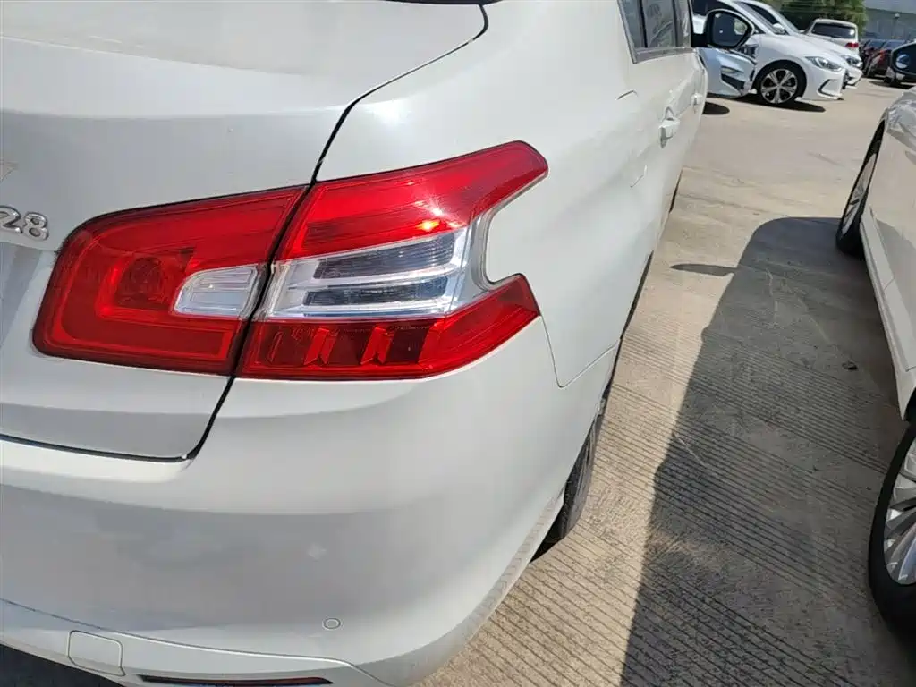 Peugeot 408 2015 Model 1.2T Automatic Luxury Edition фото 8