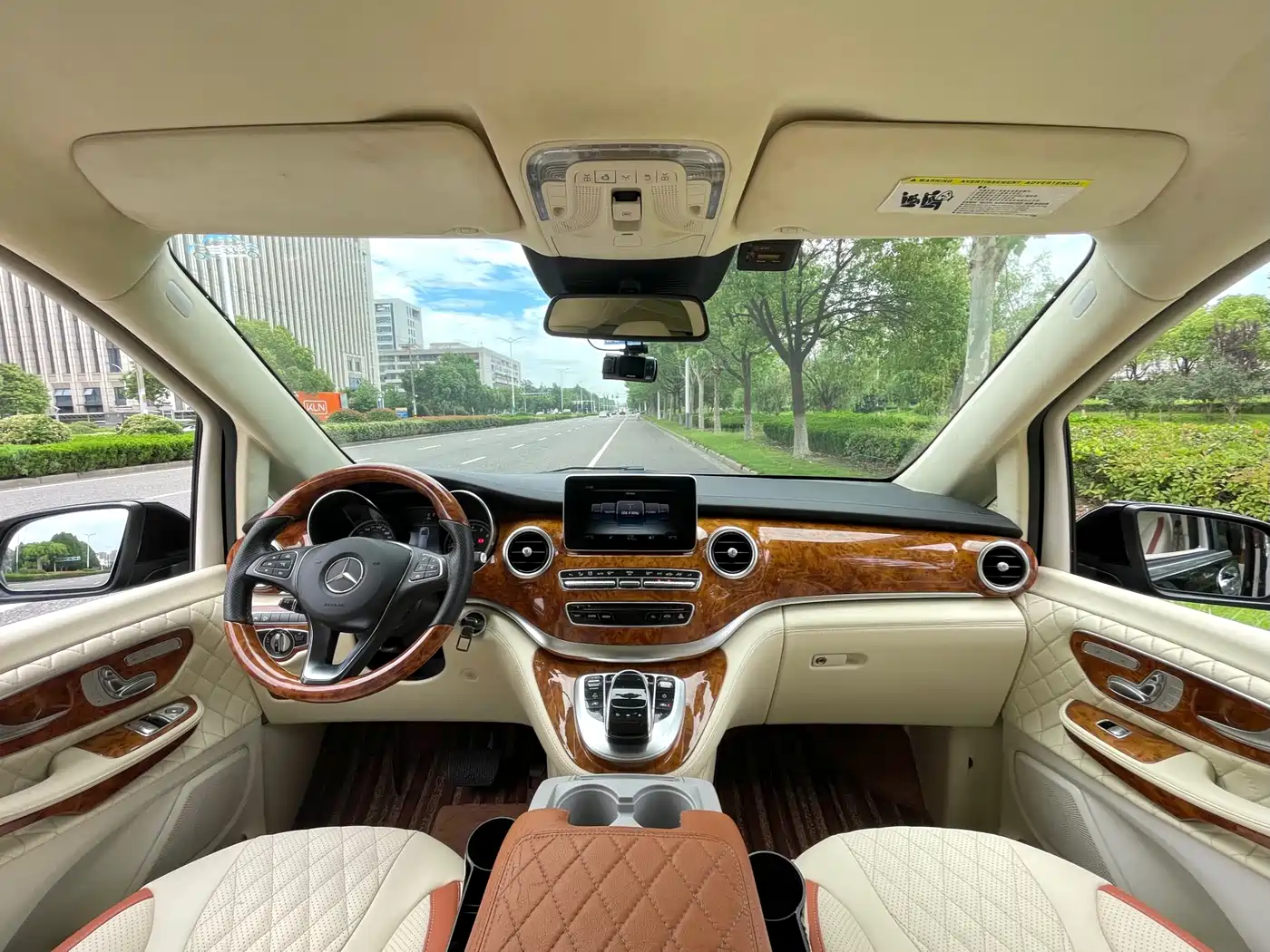 Mercedes-Benz V-Class 2017 Model V 260 L Premium Extended Edition фото 13
