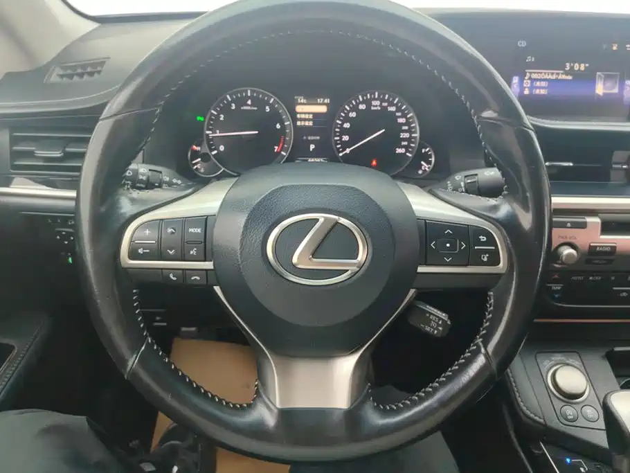 Фото 15 - Lexus ES