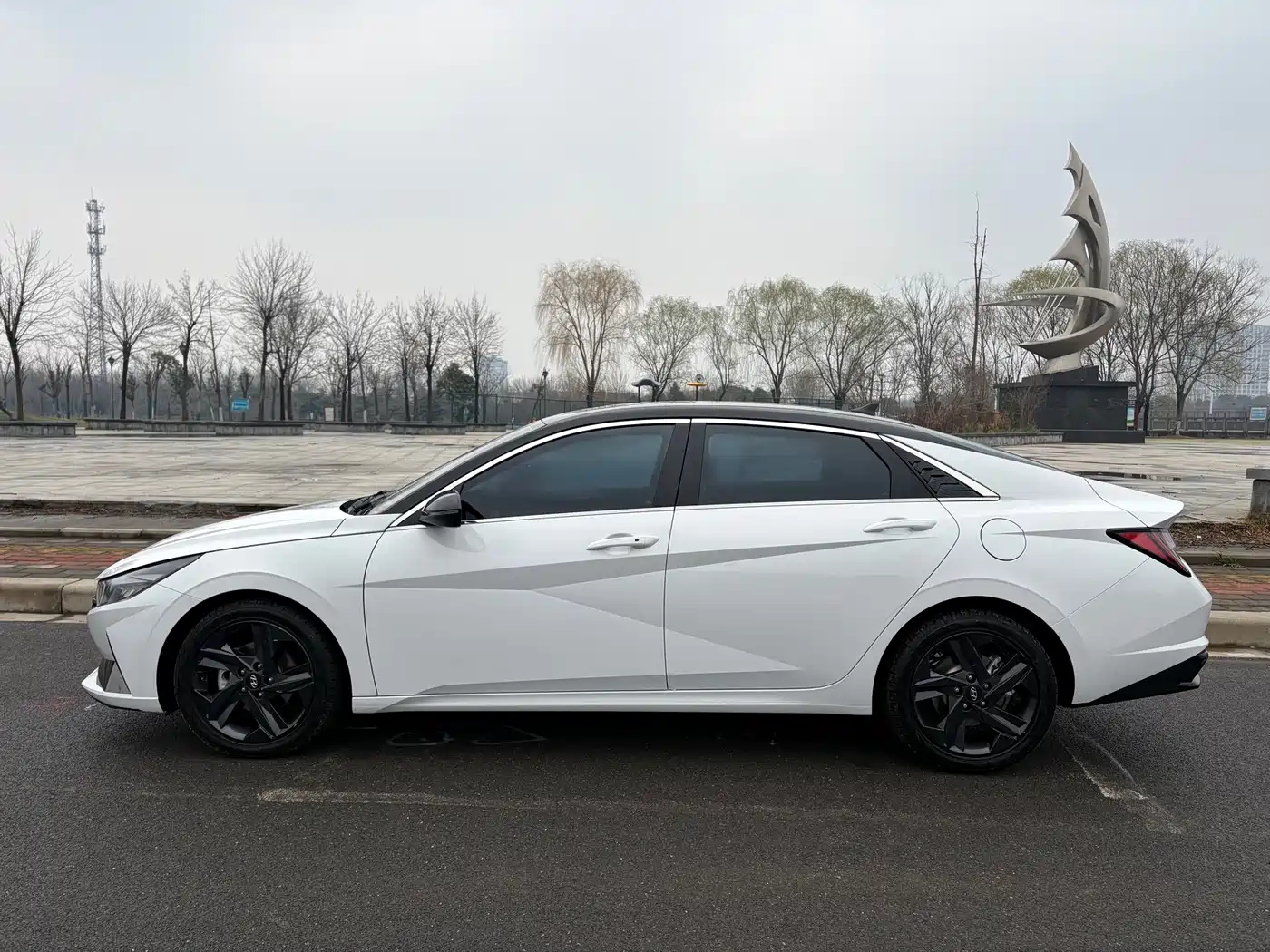 Hyundai Elantra 2022 1.5L CVT LUX Premium Edition фото 8
