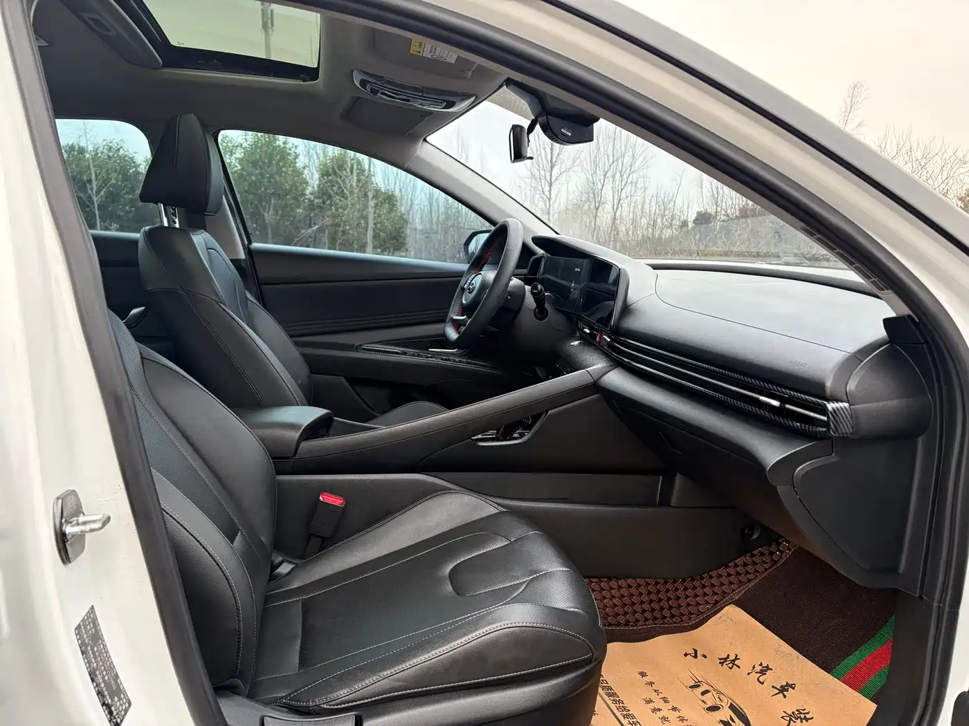 Hyundai Elantra 2022 1.5L CVT LUX Premium Edition фото 20