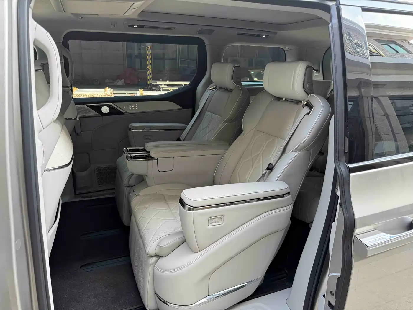 Volvo EM90 2024 2025 Ultra Six-Seater