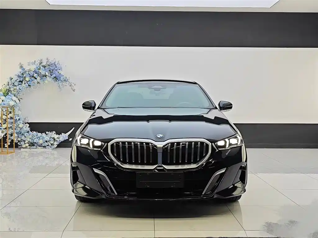 BMW 5 Series 2024 530Li Leading M Sport Package фото 2