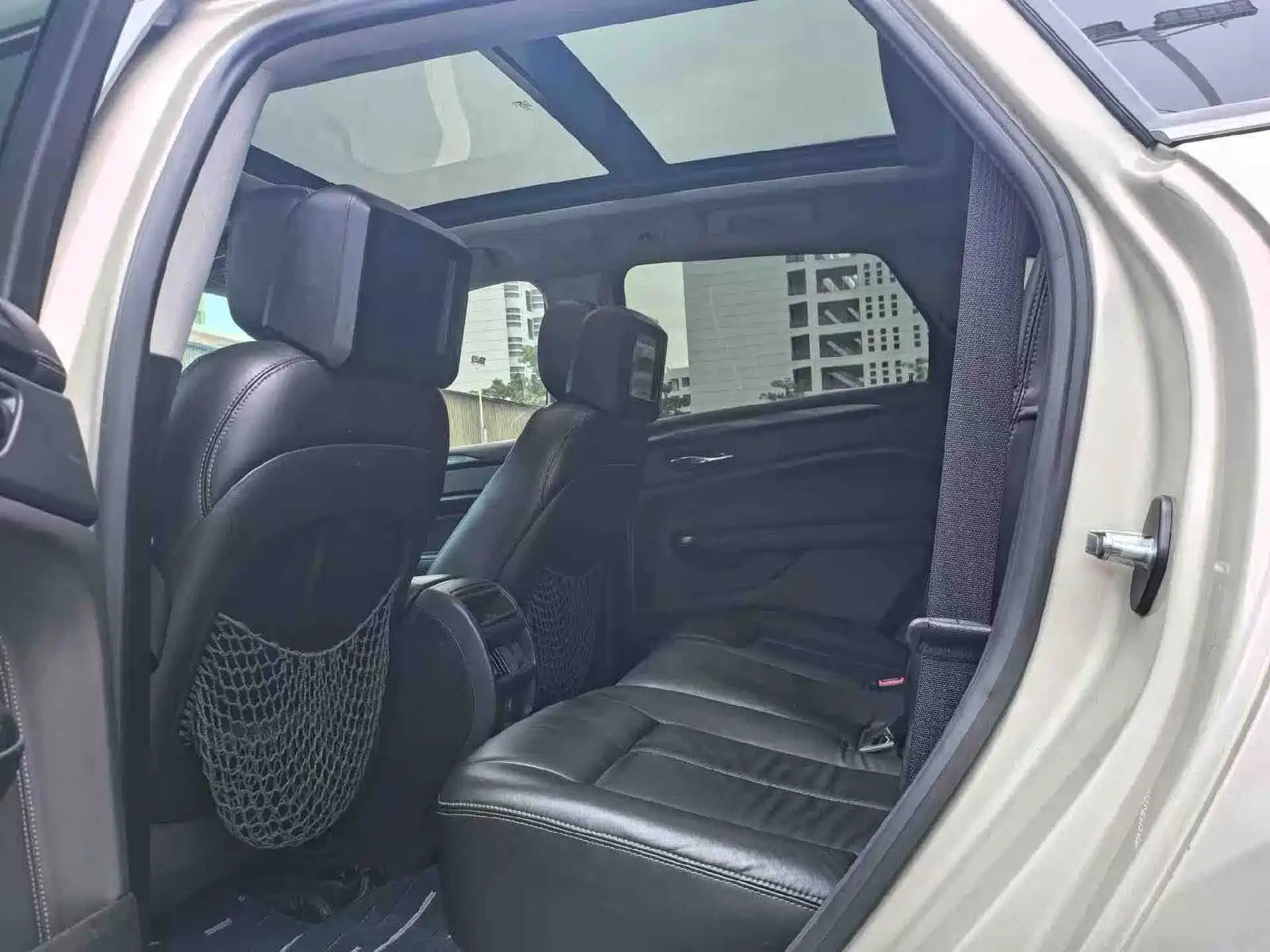 Photo 9 - Cadillac SRX