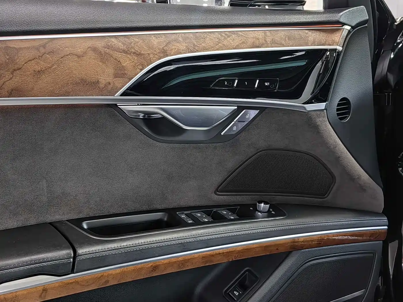 Photo 10 - Audi A8