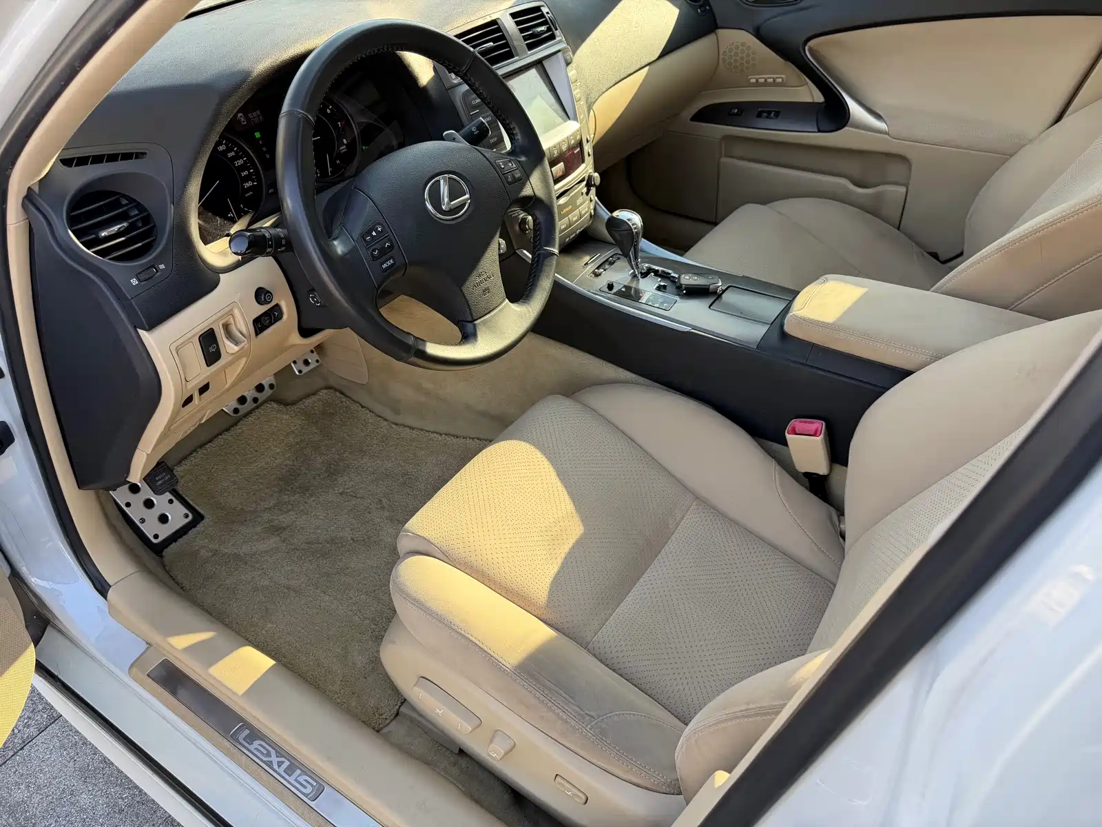 Фото 9 - Lexus IS