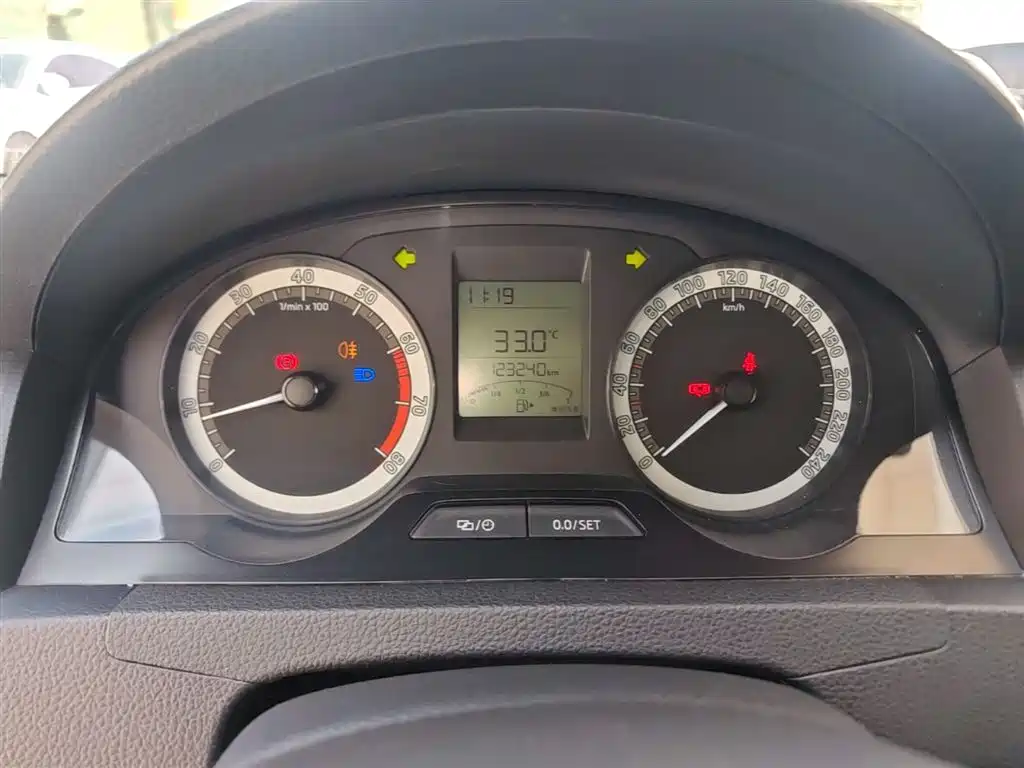 Škoda Rapid 2018 1.4L Manual Standard Edition фото 12