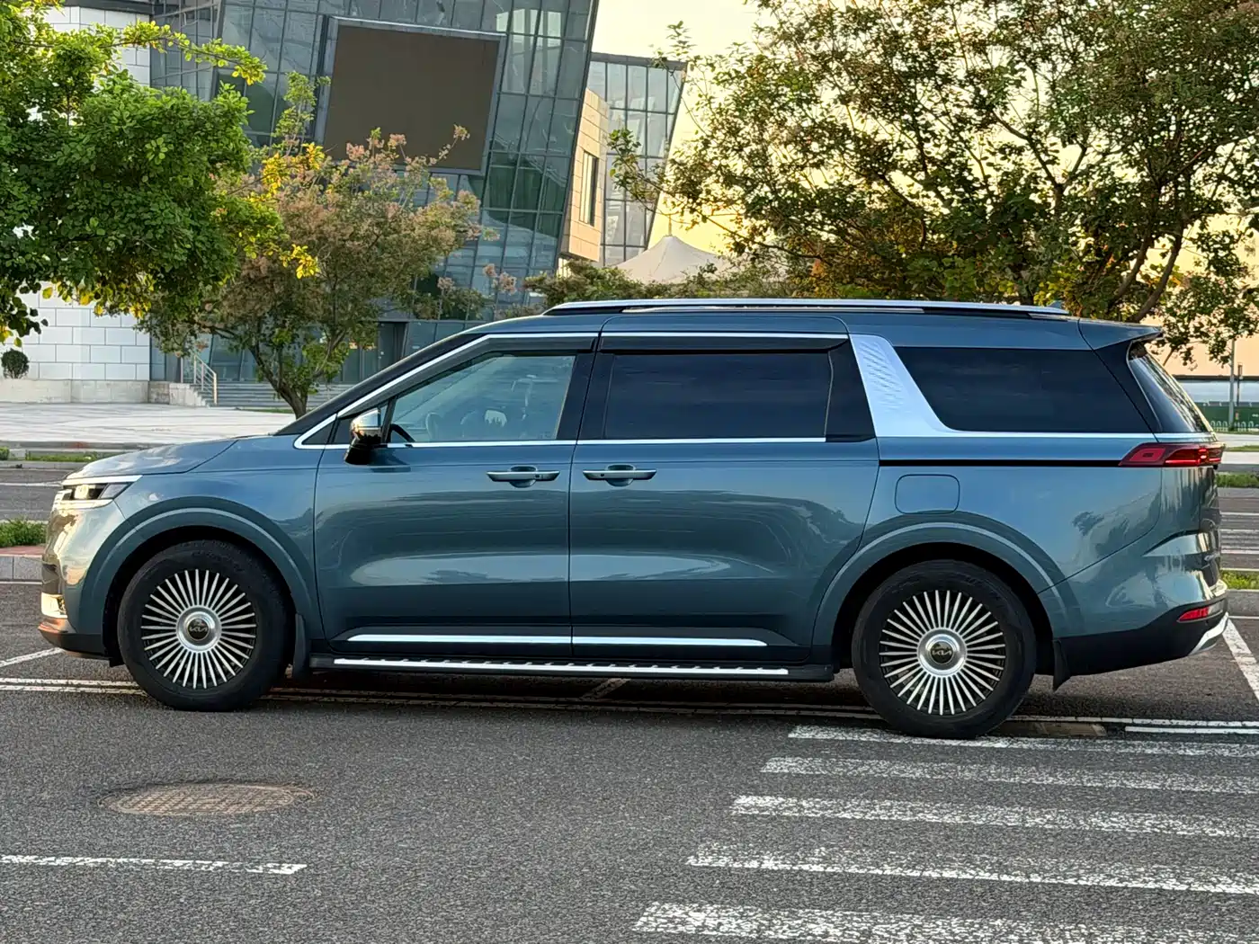 Kia Carnival 2021 2.0T Flagship Edition фото 4