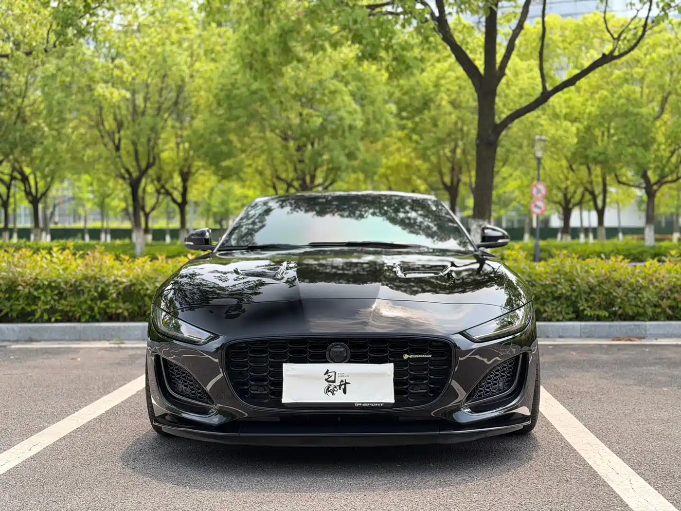 Jaguar F-TYPE 2022 P300 Hardtop R-DYNAMIC BLACK фото 2