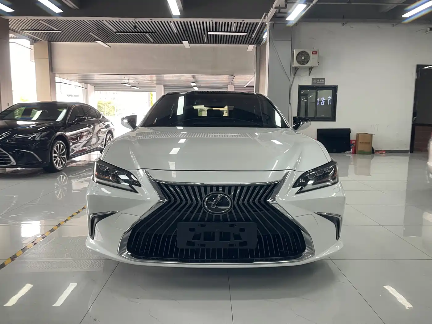 Photo 2 - Lexus ES