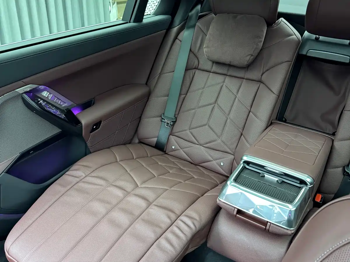 BMW 7 Series 2023 740Li Exclusive M Sport Package фото 5