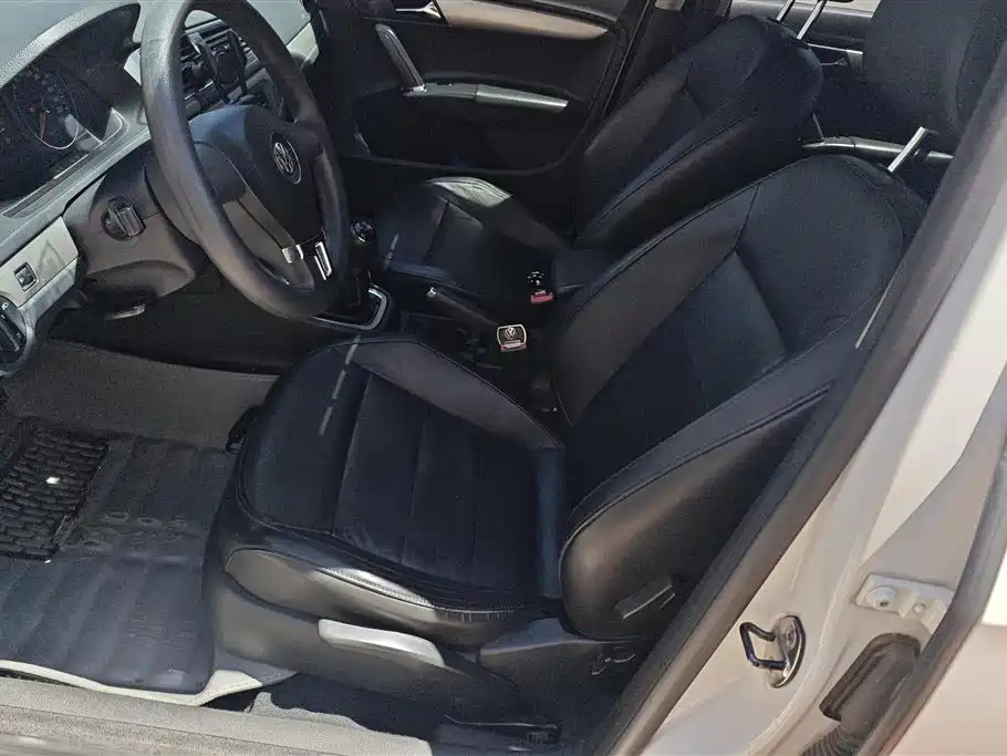 Volkswagen Lavida 2013 Facelift Classic 1.6L Manual Comfort фото 9