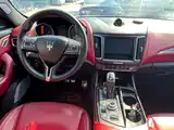 Photo 13 - Maserati Levante