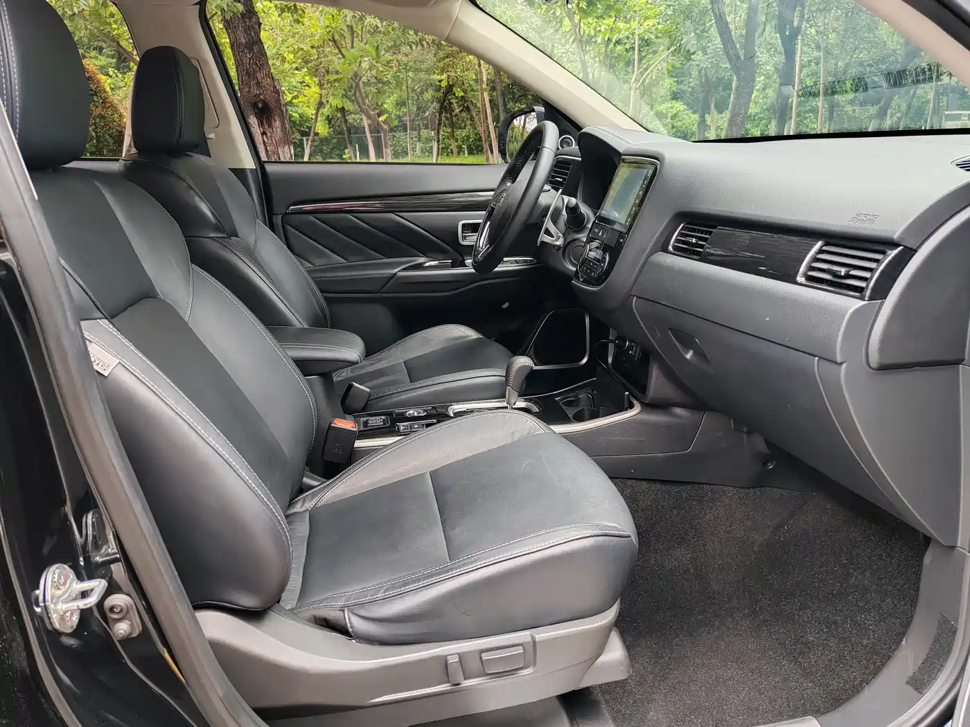 Mitsubishi Outlander 2019 2.4L 4WD Deluxe Edition 5-Seater China VI фото 5