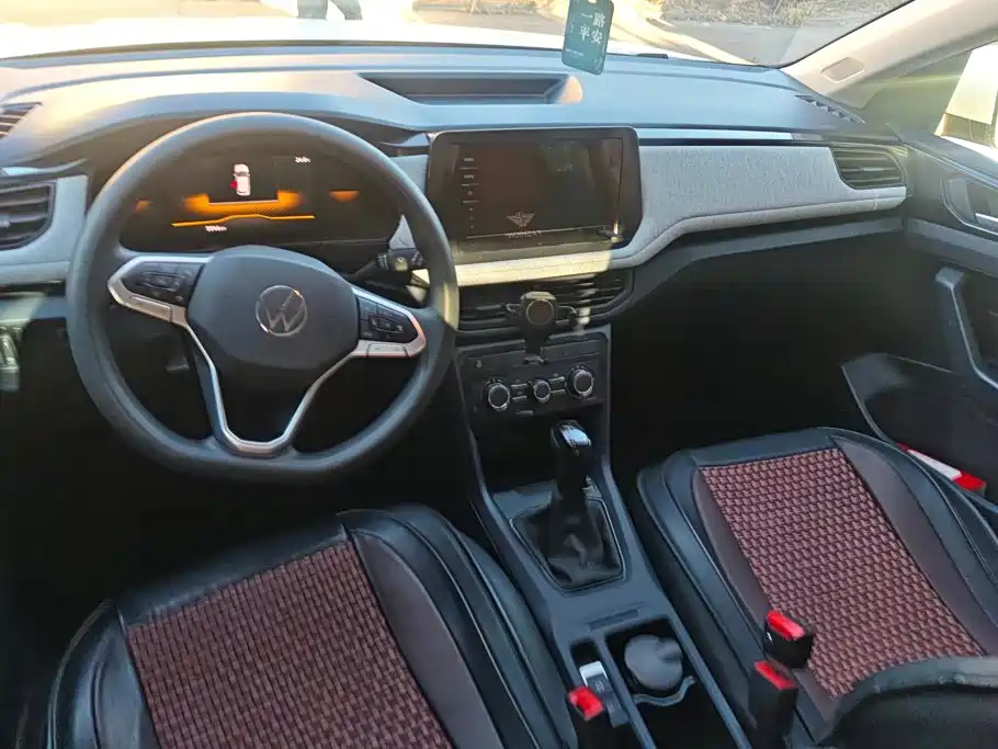 صورة 12 - Volkswagen Tharu