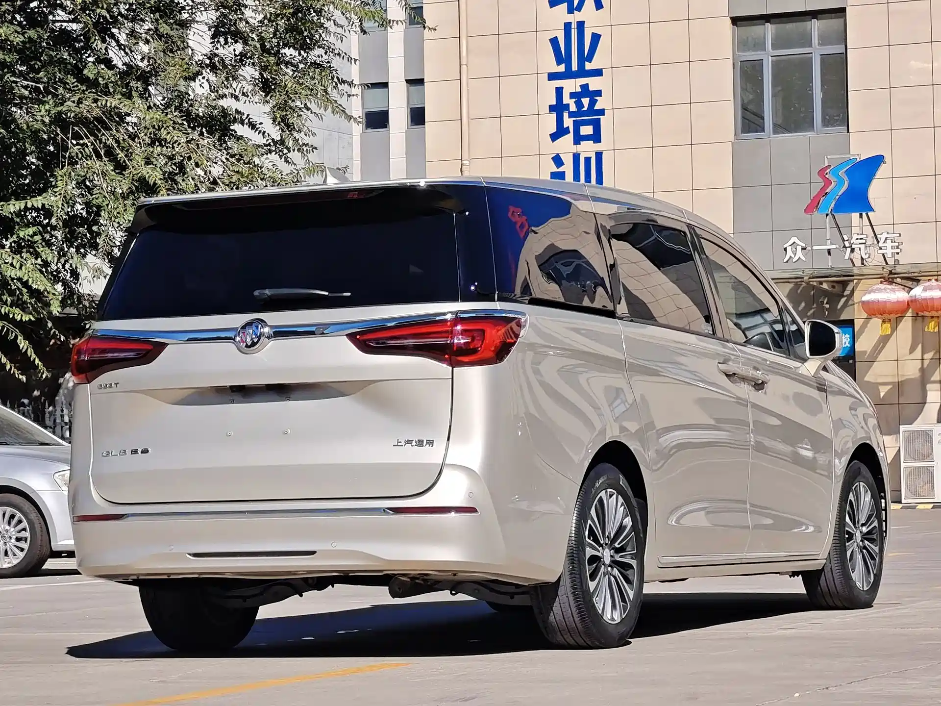 Photo 7 - Buick GL8