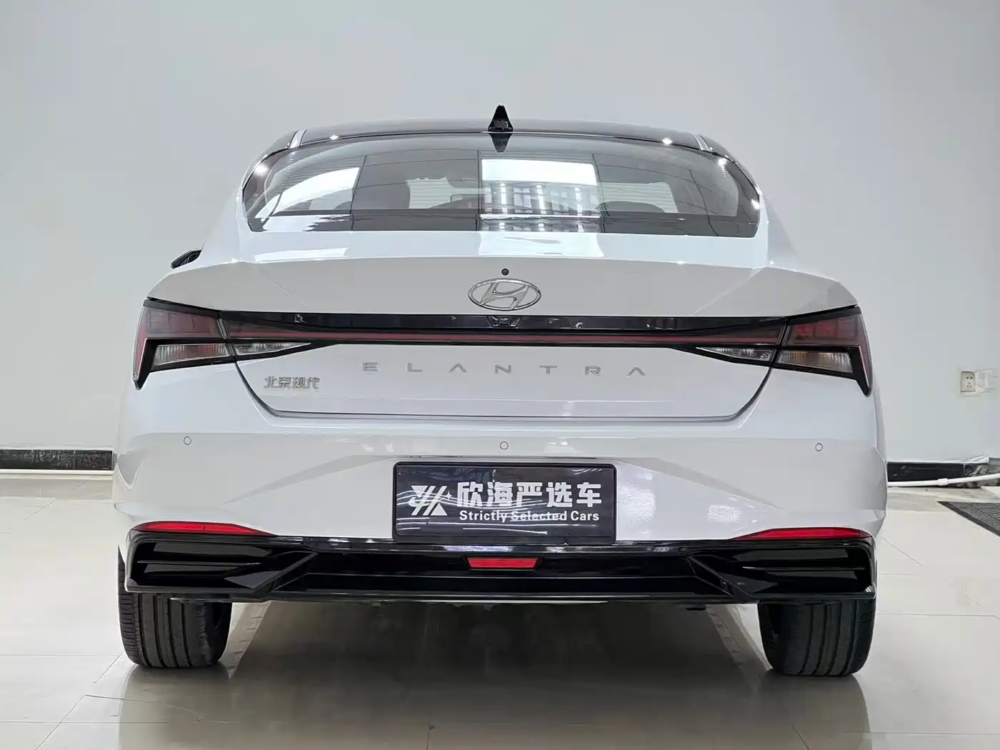 Hyundai Elantra 2022 1.5L CVT LUX Premium Edition фото 5