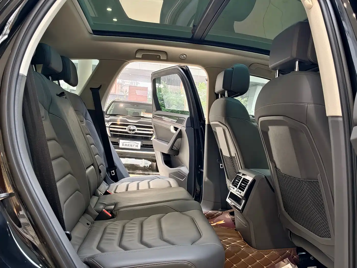 Volkswagen Touareg 2023 3.0TSI R-Line Black Sports Package фото 10