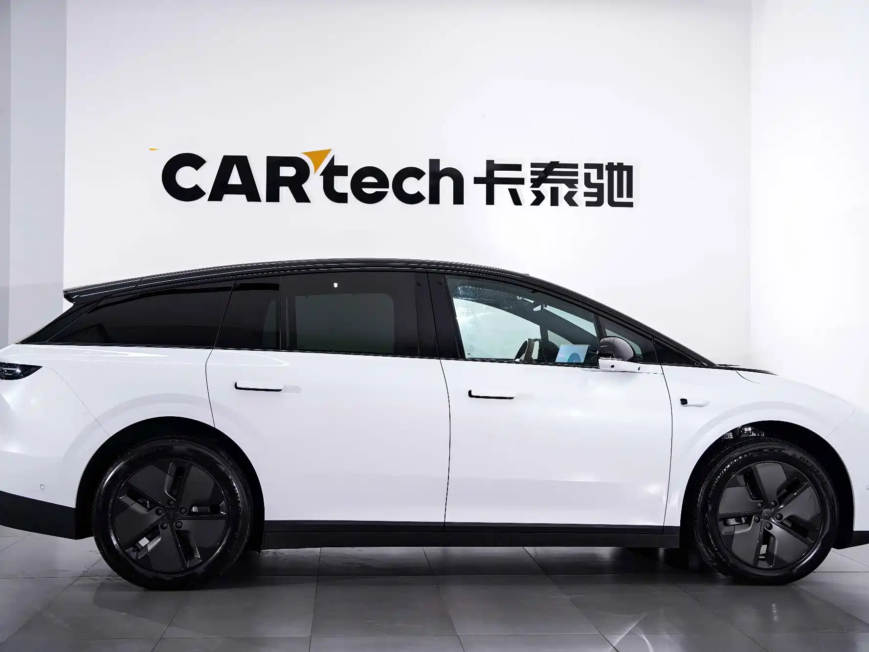 Фото 2 - Li Auto i6