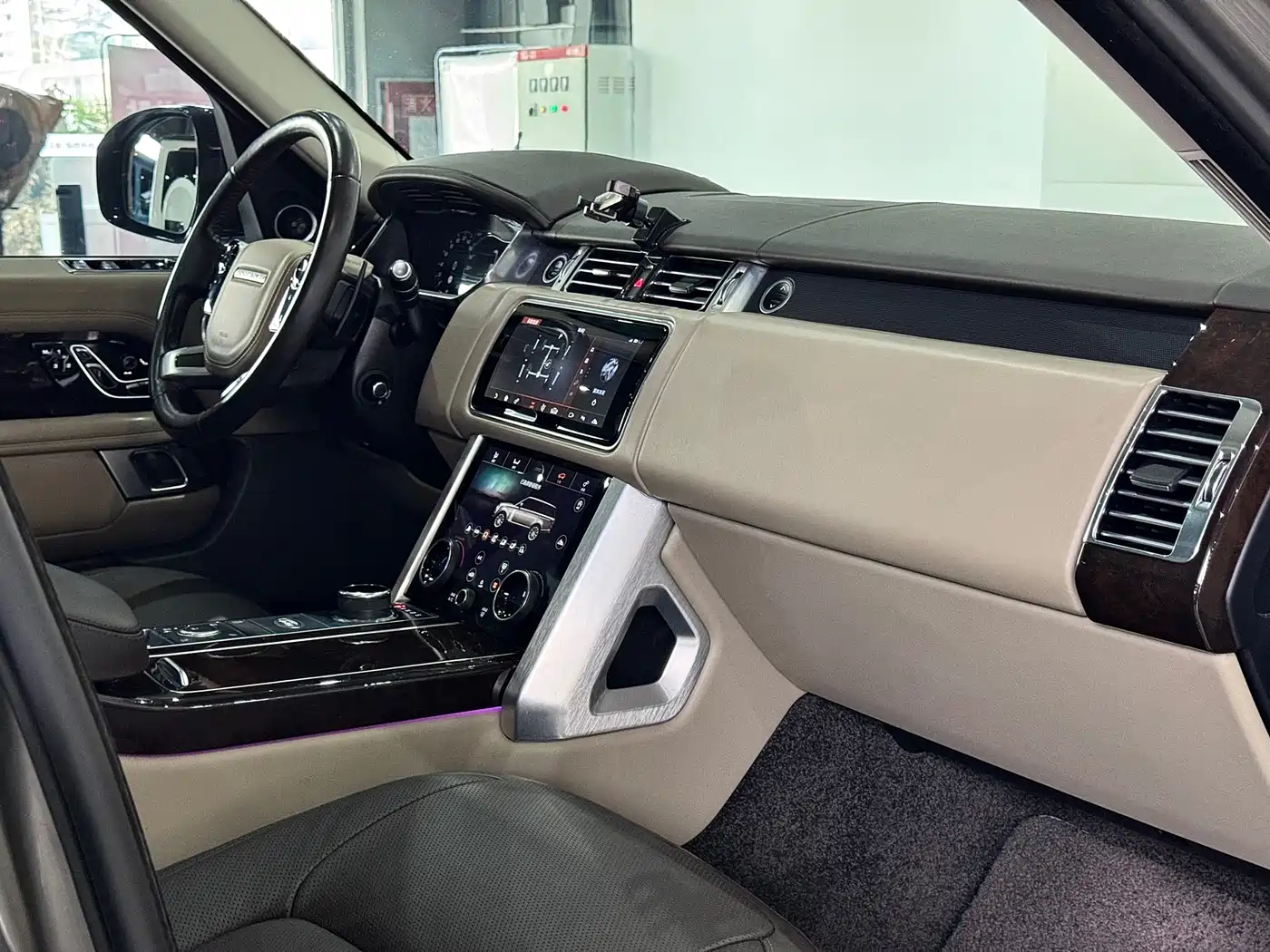 Land Rover Range Rover 2021 3.0 L6 Heritage Extended Classic Edition фото 33