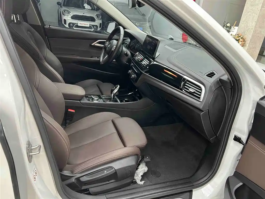 BMW 1 Series 2023 120i M Sport Shadow Edition фото 14