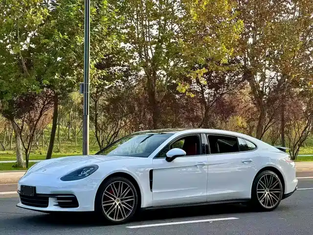 PORSCHE PANAMERA