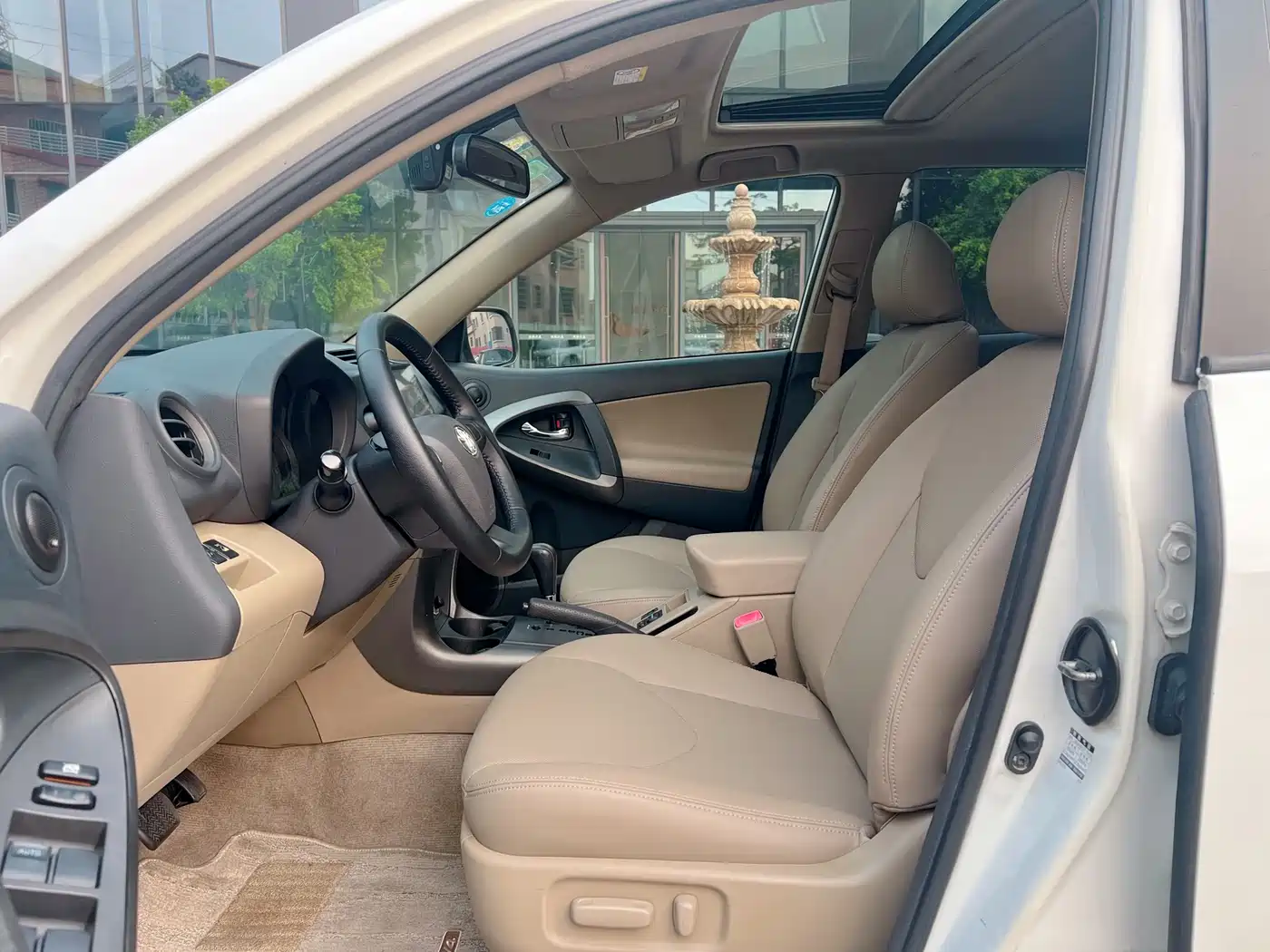Toyota RAV4 Rongfang 2011 2.0L Automatic Luxury Edition фото 7