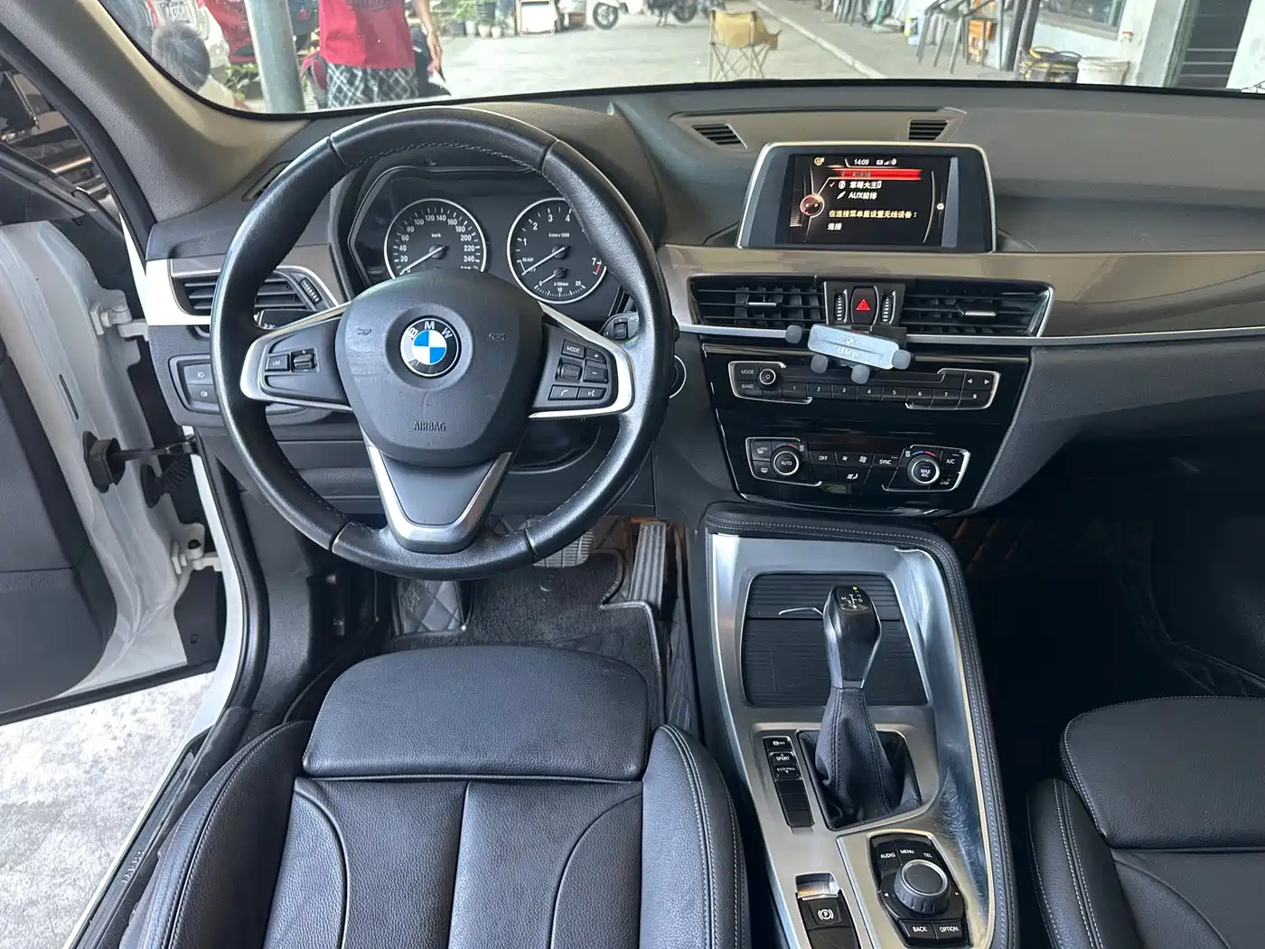 BMW X1 2018 sDrive18Li Premium Model фото 9