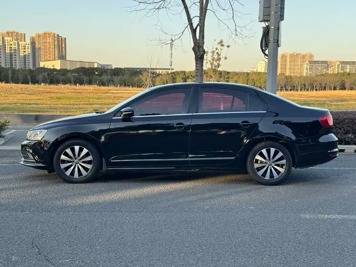 Volkswagen Sagitar 2018 180TSI DSG Premium Edition фото 3