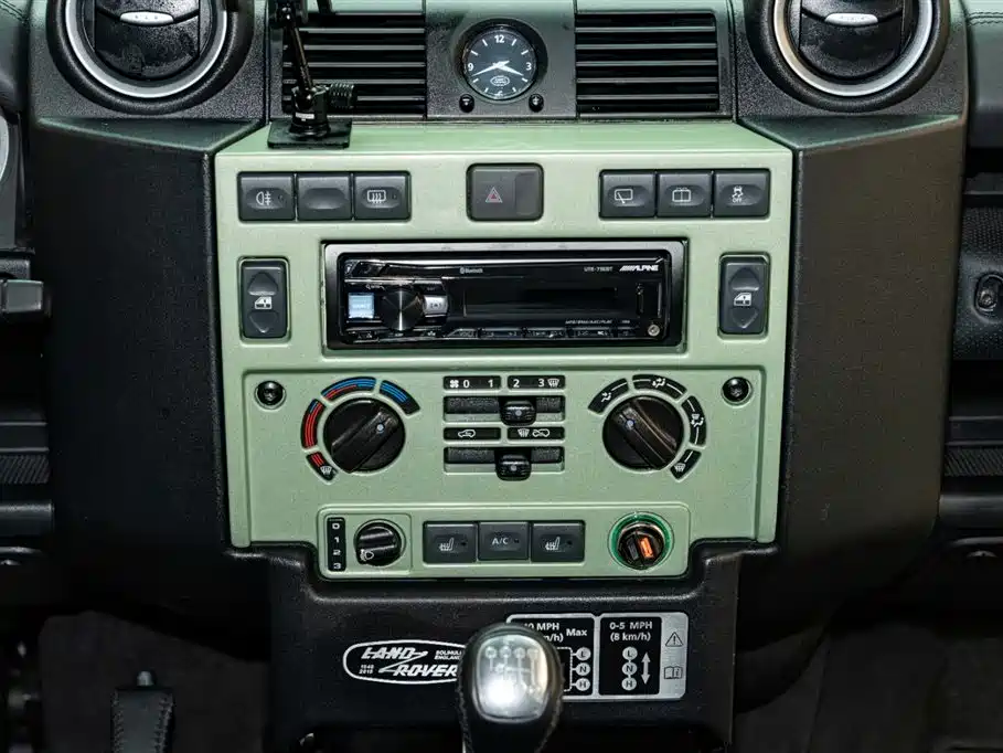 Land Rover Defender фото 13