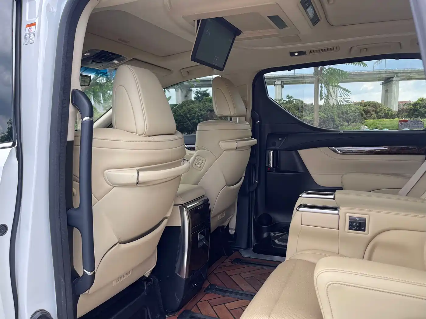 Toyota Alphard 2021 Hybrid 2.5L Luxury фото 27