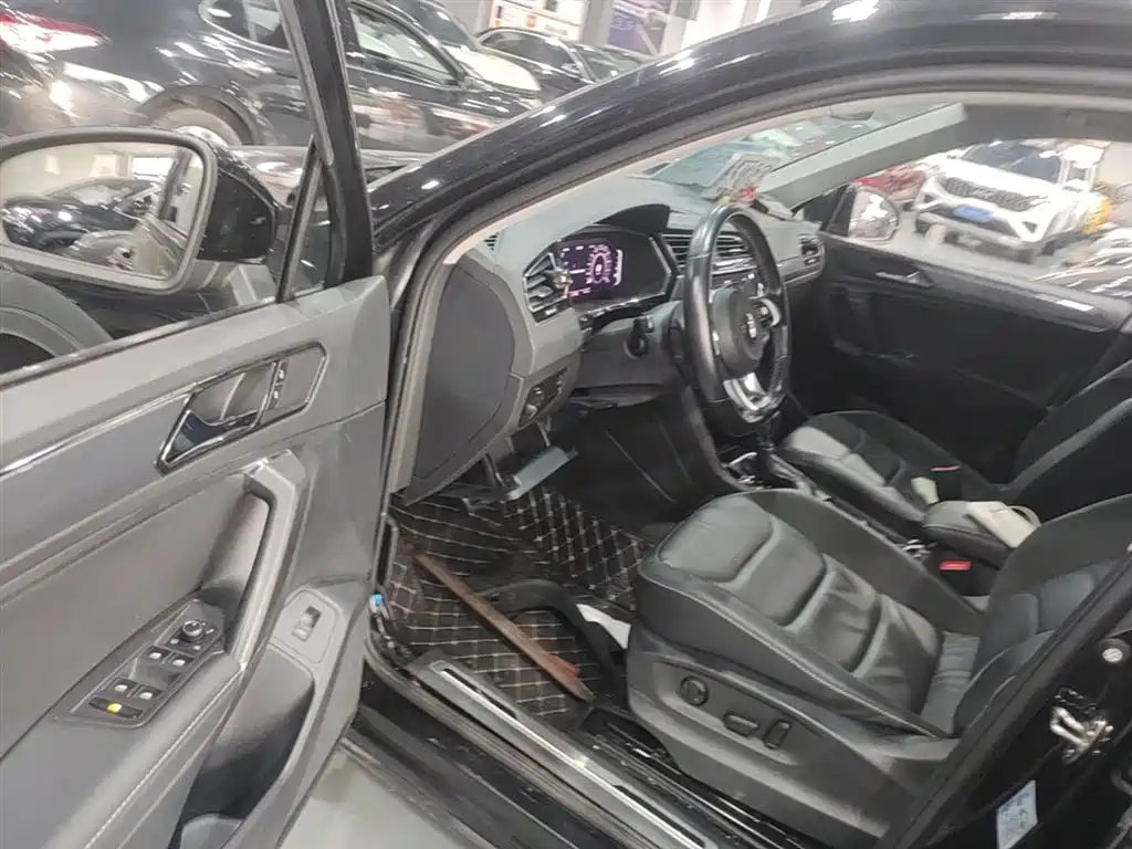 Volkswagen Tiguan L 2021 330TSI Automatic 2WD R-Line Premium фото 16