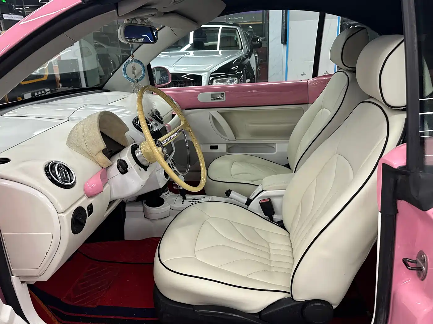Volkswagen Beetle 2010 Model 2.0 BlackOrange Convertible Luxury Edition фото 9
