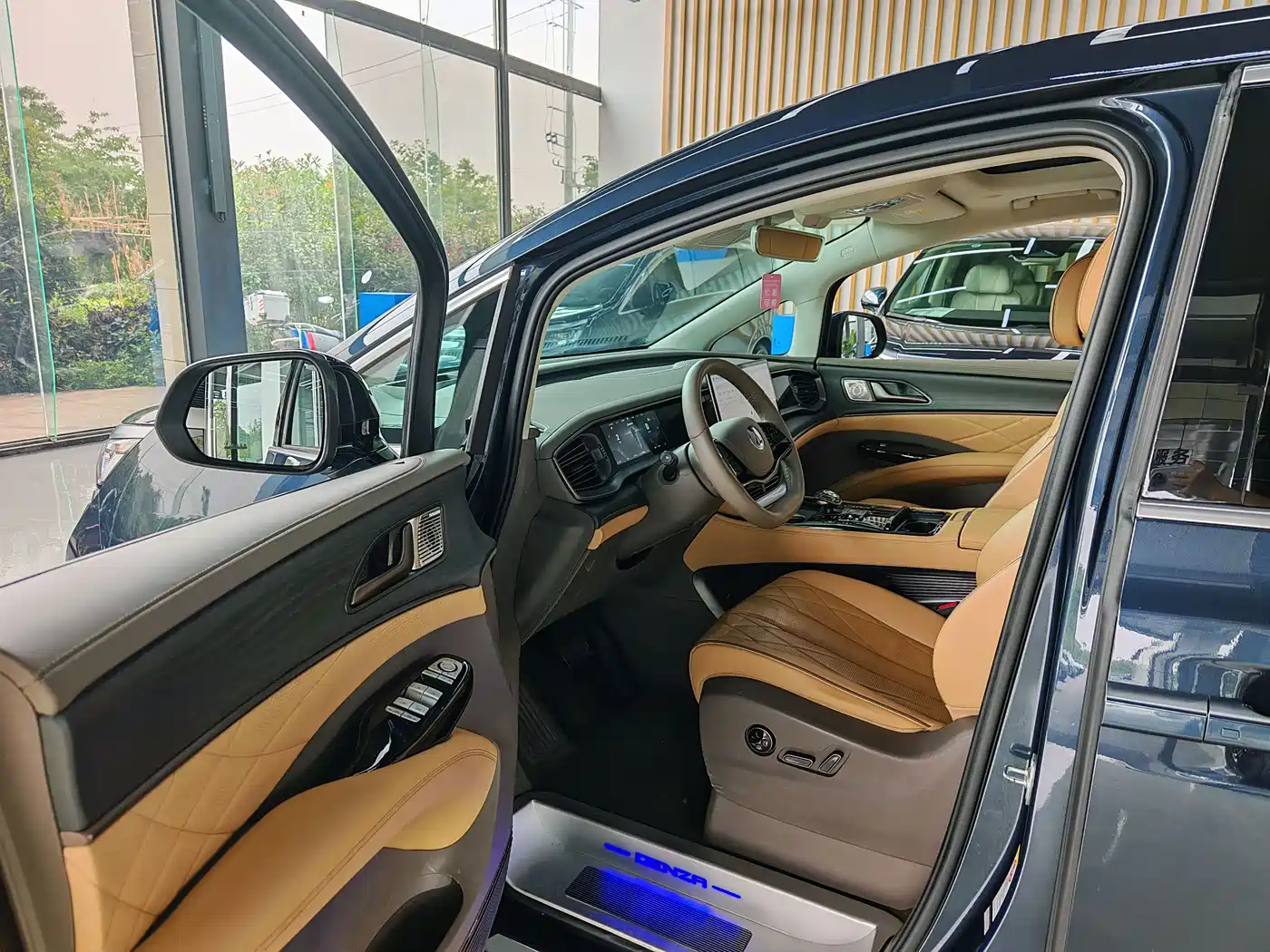 Denza D9 2022 DM-i 970 AWD Flagship фото 3