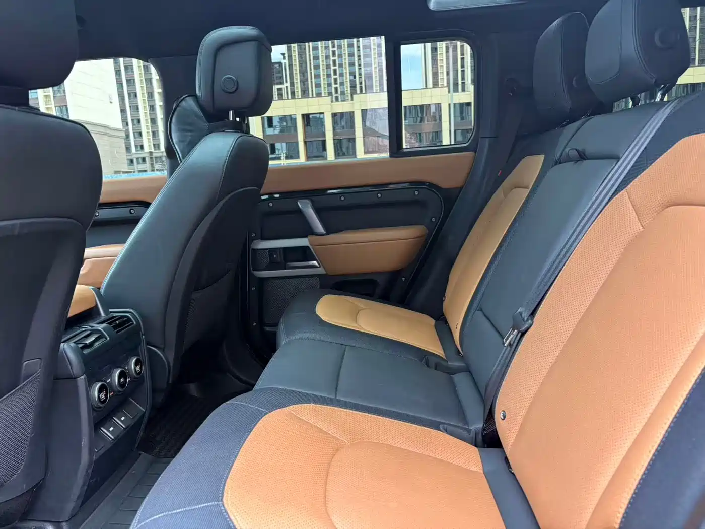 Land Rover Defender 2023 Model 110 3.0T P400 Dark Special Edition фото 7