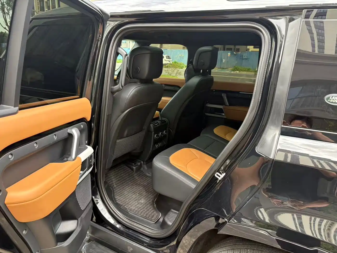 Land Rover Defender 2023 Model 110 3.0T P400 Dark Special Edition фото 8