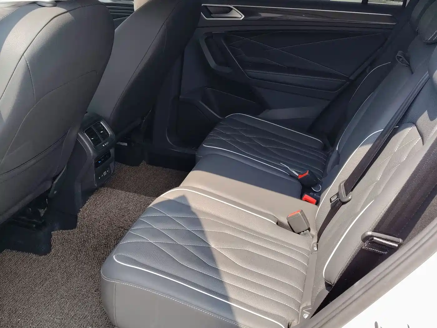 Volkswagen Tiguan L 2022 330TSI Automatic 2WD R-Line Flagship Edition фото 8